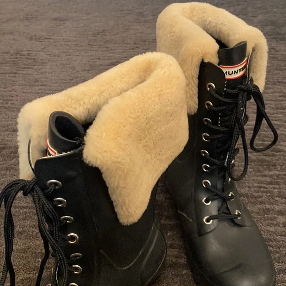 HUNTER size 8 US rubber rain boots, excellent condition, black,fur trim, lace up - Picture 2 of 4